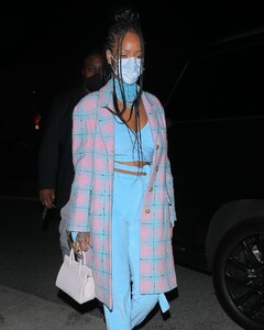 Rihanna---Dinner-candids-in-Santa-Monica-at-Giorgio-Baldi-10.jpg