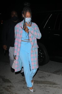 Rihanna---Dinner-candids-in-Santa-Monica-at-Giorgio-Baldi-11.jpg