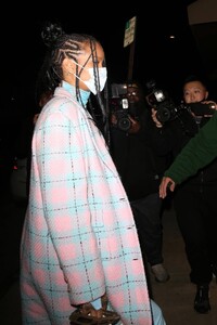 Rihanna---Dinner-candids-in-Santa-Monica-at-Giorgio-Baldi-13.jpg