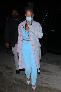 Rihanna---Dinner-candids-in-Santa-Monica-at-Giorgio-Baldi-16.jpg