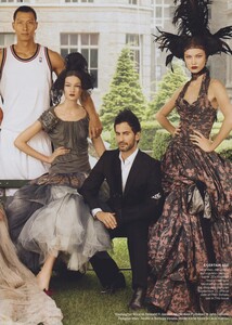 Town_Meisel_US_Vogue_September_2010_05.thumb.jpg.63b0bbc9e75886d74bde8d4dfd448115.jpg