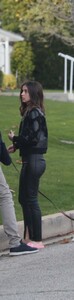 ana_de_armas_out_for_a_walk__(13).jpg