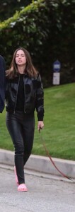 ana_de_armas_out_for_a_walk__(2).jpg