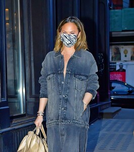 chrissy-teigen-in-denim-out-in-new-york-03-07-2021-0.thumb.jpg.9d99cb651d2beeaa5cf689be6584b5b5.jpg