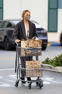 chrissy-teigen-shopping-at-bristol-farms-in-los-angeles-03-15-2021-1.jpg