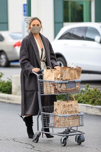 chrissy-teigen-shopping-at-bristol-farms-in-los-angeles-03-15-2021-2.jpg