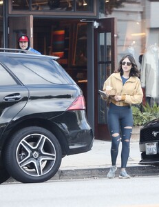 eiza-gonzalez-out-for-lunch-in-los-angeles-2.jpg