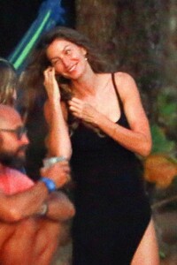 gisele-bundchen-costa-rica-03-28-2021-5.jpg