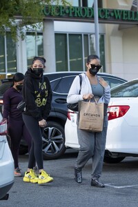 jordyn-woods-oot-with-her-sister-jodie-at-erewhon-organic-in-calabasas-03-21-2021-5.jpg