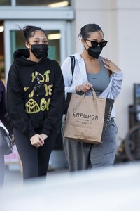 jordyn-woods-oot-with-her-sister-jodie-at-erewhon-organic-in-calabasas-03-21-2021-6.jpg