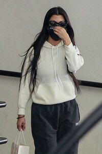 kourtney-kardashian-at-a-dermatology-office-in-beverly-hills-03-01-2021-6.jpg