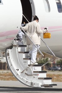 kylie-jenner-arrives-on-her-private-jet-in-palm-springs-03-12-2021-0.jpg