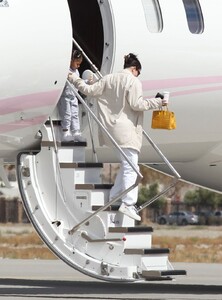 kylie-jenner-arrives-on-her-private-jet-in-palm-springs-03-12-2021-4.jpg