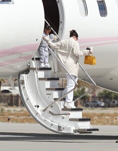 kylie-jenner-arrives-on-her-private-jet-in-palm-springs-03-12-2021-5.jpg