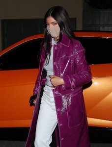 kylie-jenner-out-for-dinner-at-craig-s-in-west-hollywood-03-07-2021-2.jpg