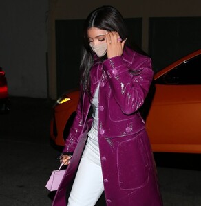 kylie-jenner-out-for-dinner-at-craig-s-in-west-hollywood-03-07-2021-6.jpg
