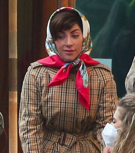 lady-gaga-on-theset-of-ridley-scott-s-house-of-gucci-in-milan-03-10-2021-0.jpg