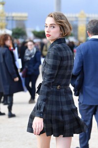 maya-hawke-arrives-at-the-dior-show-during-pfw-in-paris-0.jpg