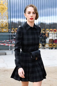 maya-hawke-arrives-at-the-dior-show-during-pfw-in-paris-9.jpg