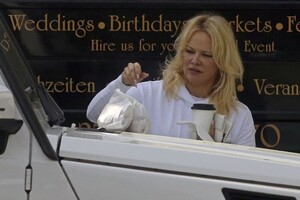 pamela-anderson-grocery-shopping-03-19-2021-1.jpg