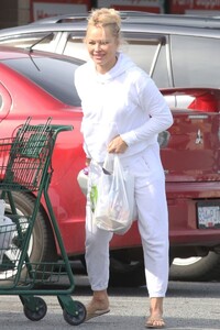 pamela-anderson-grocery-shopping-03-19-2021-6.jpg