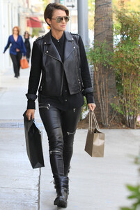 ruby_rose_is_seen_out_shopping002.jpg