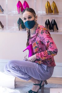sarah-jessica-parker-at-her-sjp-shoestore-in-new-york-03-20-2021-0.jpg
