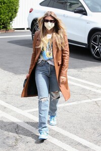 sofia-richie-in-a-chestnut-coat-and-ripped-jeans-hollywood-03-25-2021-0.jpg