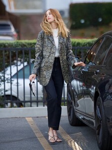 whitney-port-out-for-dinner-in-studio-city-03-19-2021-0.thumb.jpg.42530fa648f3933393d682d7620ccfa6.jpg