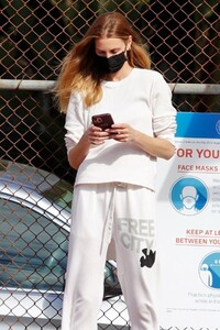 whitney-port-out-in-studio-city-03-17-2021-6.jpg