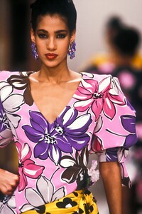 1306257217_EmanuelUngaro1988HauteCouture12.thumb.jpg.66e62ca4ee492894526b6d865982b151.jpg