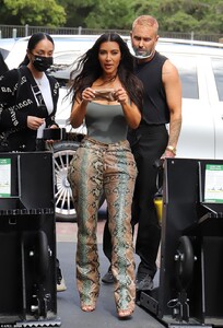41475860-9447887-Safety_first_After_posing_up_a_storm_Kardashian_retrieved_a_nude-a-52_1617852214514.jpg