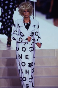 705476999_CHANEL-SPRING-1997-CLAUDIA-SCHIFFER(17).thumb.jpg.2f28999d5352d63b9b1ac8021acbb5ac.jpg