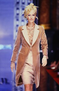 845783512_christian-dior-couture-fall-1996(23).thumb.jpg.d1f2fd8957513f3f588407fa6ba40169.jpg
