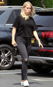 Claire-Holt-with-her-family-out-to-lunch--02.jpg