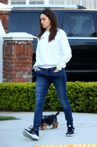 Emmy-Rossum-Booty-in-Jeans-7.jpg