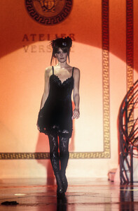 atelier-versace-fw-1993-1.thumb.jpg.5149597d2378389ccacf39aa3ddc711d.jpg