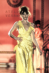 atelier-versace-ss-1994-4.thumb.jpg.22f9ecb568c7d2431ada1bda11c156e8.jpg