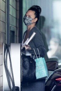 chrissy-teigen-heading-to-a-meeting-in-los-angeles-04-02-2021-4.jpg