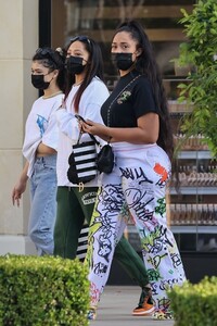 jordyn-woods-at-sephora-and-barnes-and-nobel-in-calabasas-04-15-2021-3.jpg