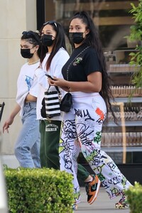 jordyn-woods-at-sephora-and-barnes-and-nobel-in-calabasas-04-15-2021-6.jpg