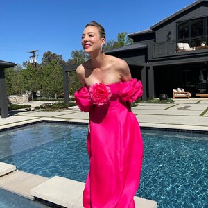 kaley-cuoco-sag-awards-photoshoot-april-2021-5.jpg
