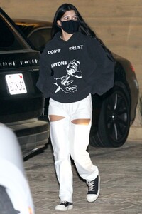kourtney-kardashian-out-for-post-birthday-dinner-in-malibu-04-19-2021-4.jpg
