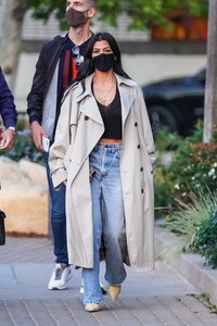 kourtney-kardashian-wears-a-plunging-black-crop-top-and-tan-trench-coat-at-taverna-tony-in-malibu-04-06-2021-8.jpg
