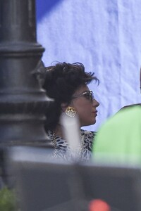 lady-gaga-and-adam-driver-house-of-gucci-set-in-rome-03-31-2021-2.thumb.jpg.181deef0d6ccb8af709629b353cdf469.jpg