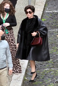 lady-gaga-on-the-set-of-house-of-gucci-in-rome-04-16-2021-1.jpg