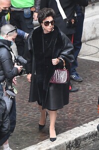 lady-gaga-on-the-set-of-house-of-gucci-in-rome-04-16-2021-7.jpg