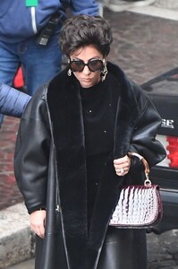 lady-gaga-on-the-set-of-house-of-gucci-in-rome-04-16-2021-9.jpg