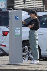 natalie-portman-out-shopping-in-bondi-04-24-2021-5.jpg