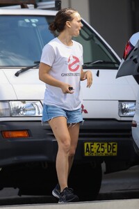 natalie-portman-running-errands-in-sydney-04-01-2021-5.jpg